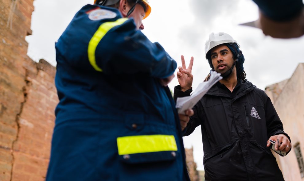 Worker speaking with his supervisor on the worksite.