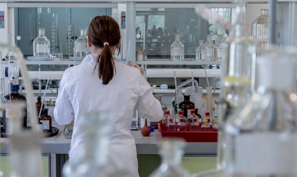 Female scientist working on an experiment in a laboratory.